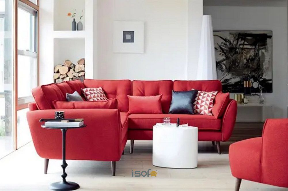 Phối sofa màu đỏ với các đồ vật nội thất khác có tông màu nhẹ nhàng