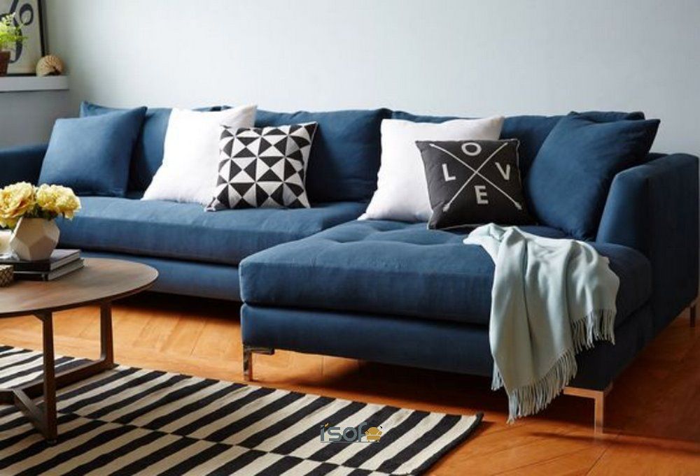 Sofa góc màu xanh dương là một lựa chọn vừa mang tính thẩm mỹ giúp tận dụng che chắn những góc tường vôi, lại vừa tạo điểm nhấn ấn tượng cho không gian phòng.
