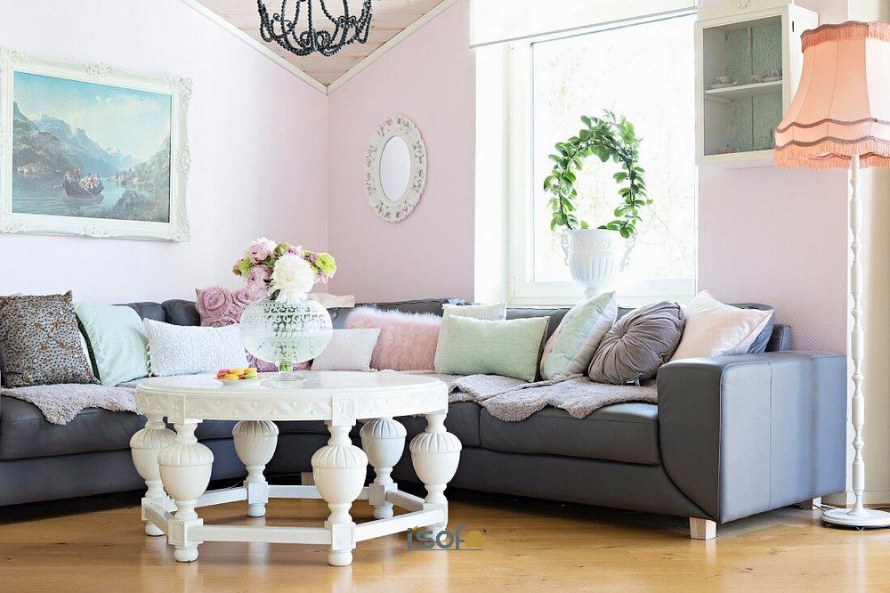 Ghế l nhỏ có màu pastel giúp không gian nhà thêm phần ấm áp