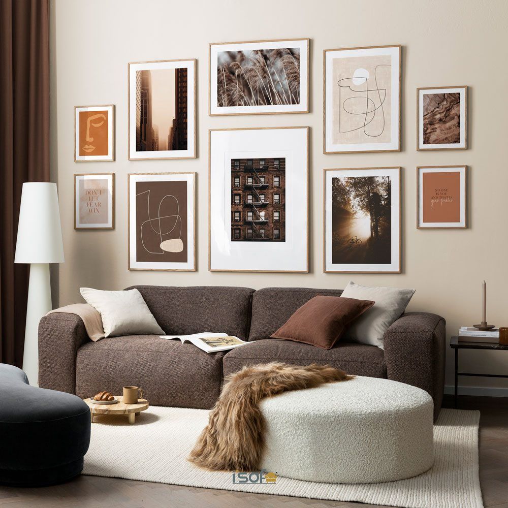 Ghế sofa băng màu nâu có thiết kế bo tròn giúp người dùng ngồi thoải mái