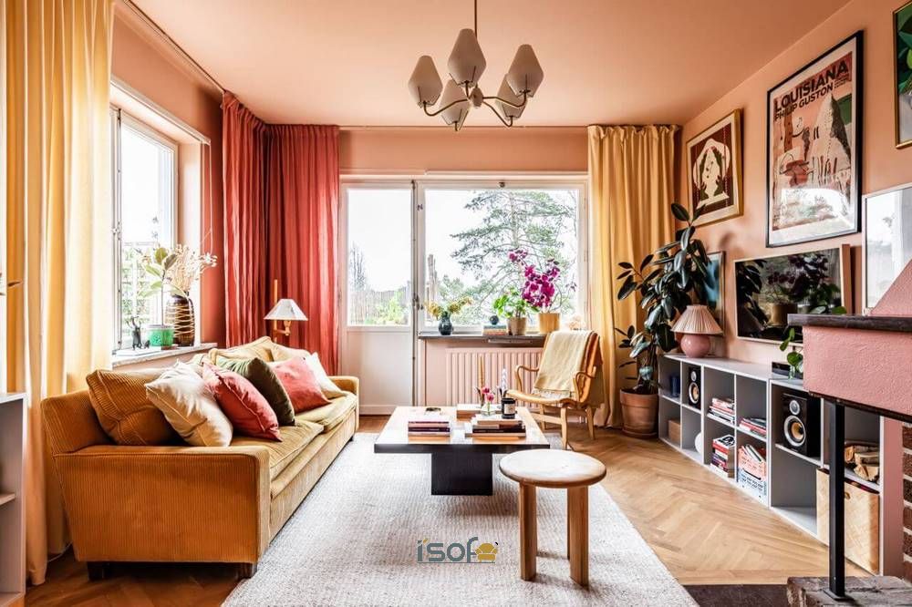 Ghế văng màu vàng dễ dàng kết hợp các tông màu vật dụng khác giúp phòng khách thêm đẹp