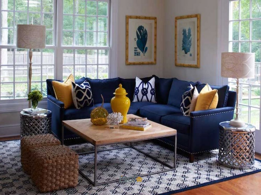 Ghế sofa màu xanh giúp căn phòng toát lên vẻ đẹp sang trọng